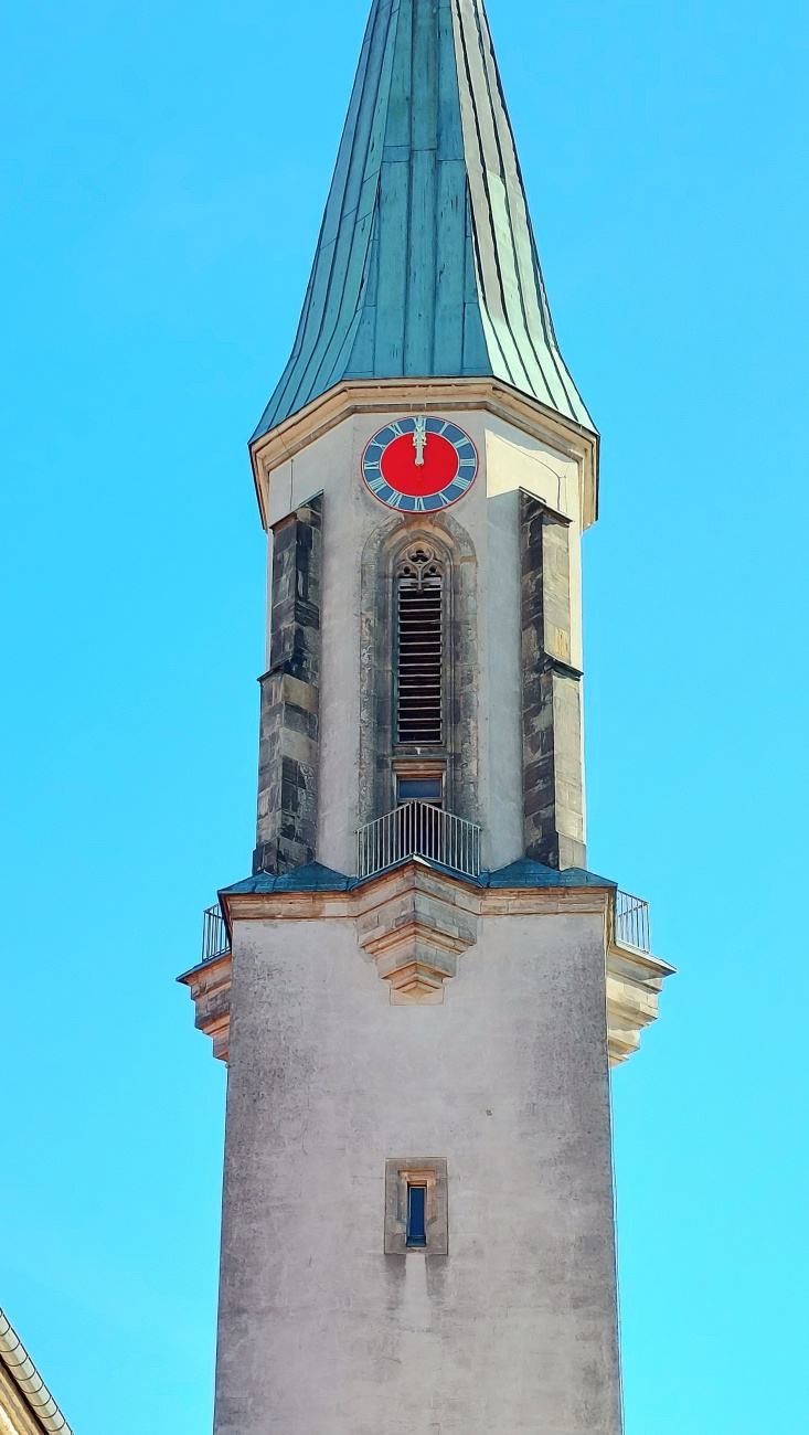 Foto: Martin Zehrer - Kemnather Kirchturm Nicht mehr zeitlos...<br />
<br />
In der Sonne leuchten die neuen Ziffern und verleihen der historischen Uhr ihr ursprüngliches, strahlendes Erscheinungsbild z 