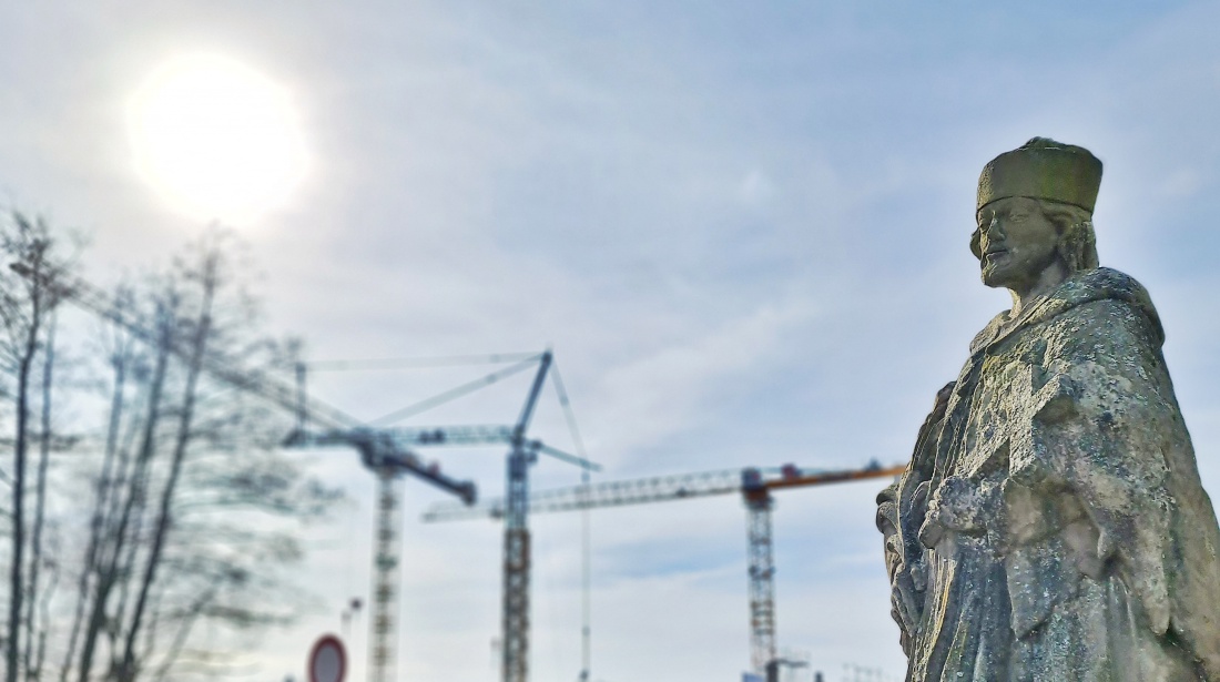 Foto: Jennifer Müller - Man könnte denken, er wacht über die Baustelle... 