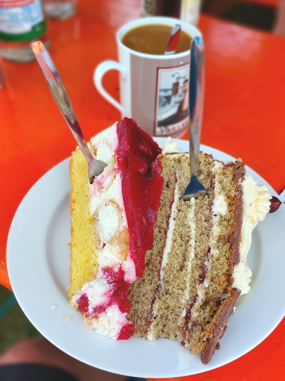 Foto: Martin Zehrer - Es gab lecker Kaffee und Kuchen auf dem Feilersdorfer Oldtimertreffen.  