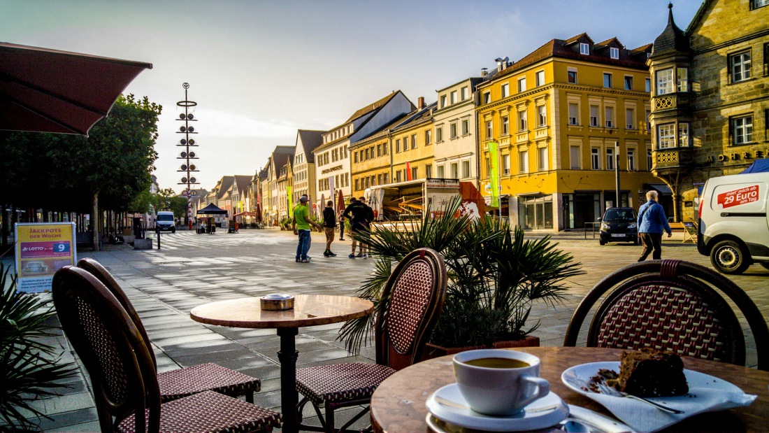 Foto: Martin Zehrer - Samstag am Morgen um ca. 8:00Uhr in der bayreuther Fußgängerzone. Die Sonne schleicht sich ein ;-) 