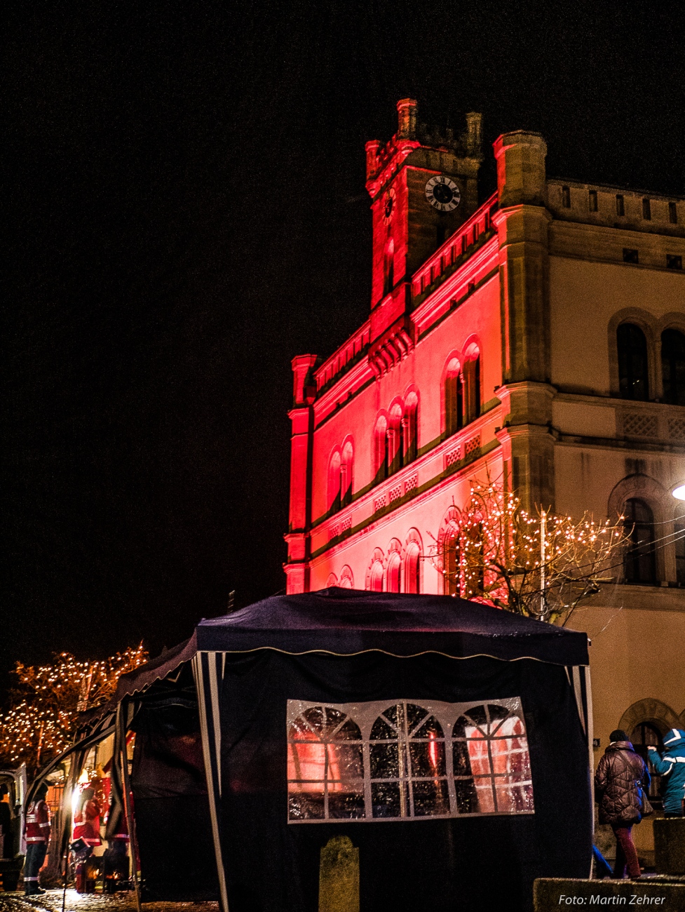 Foto: Martin Zehrer - Bunte Illuminationen am Stadtplatz in Kemnath während des candlelight shoppings in Kemnath am 8. Dezember 2018 