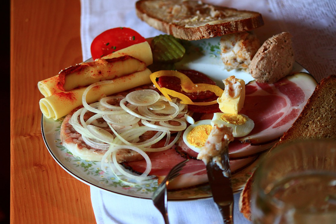 Foto: Martin Zehrer - Eine Runde im Steinwald wandern und dann in der Glasschleif bei Arnoldsreuth einkehren. So ein Brotzeit-Teller wartet dann auf die hungrigen Wanderer. 