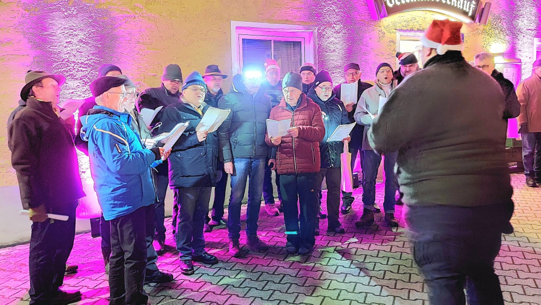 Foto: Martin Zehrer - Ein Chor sorgte für die musikalische Unterhaltung im Hofe der Klosterbrauerei Kemnath.  