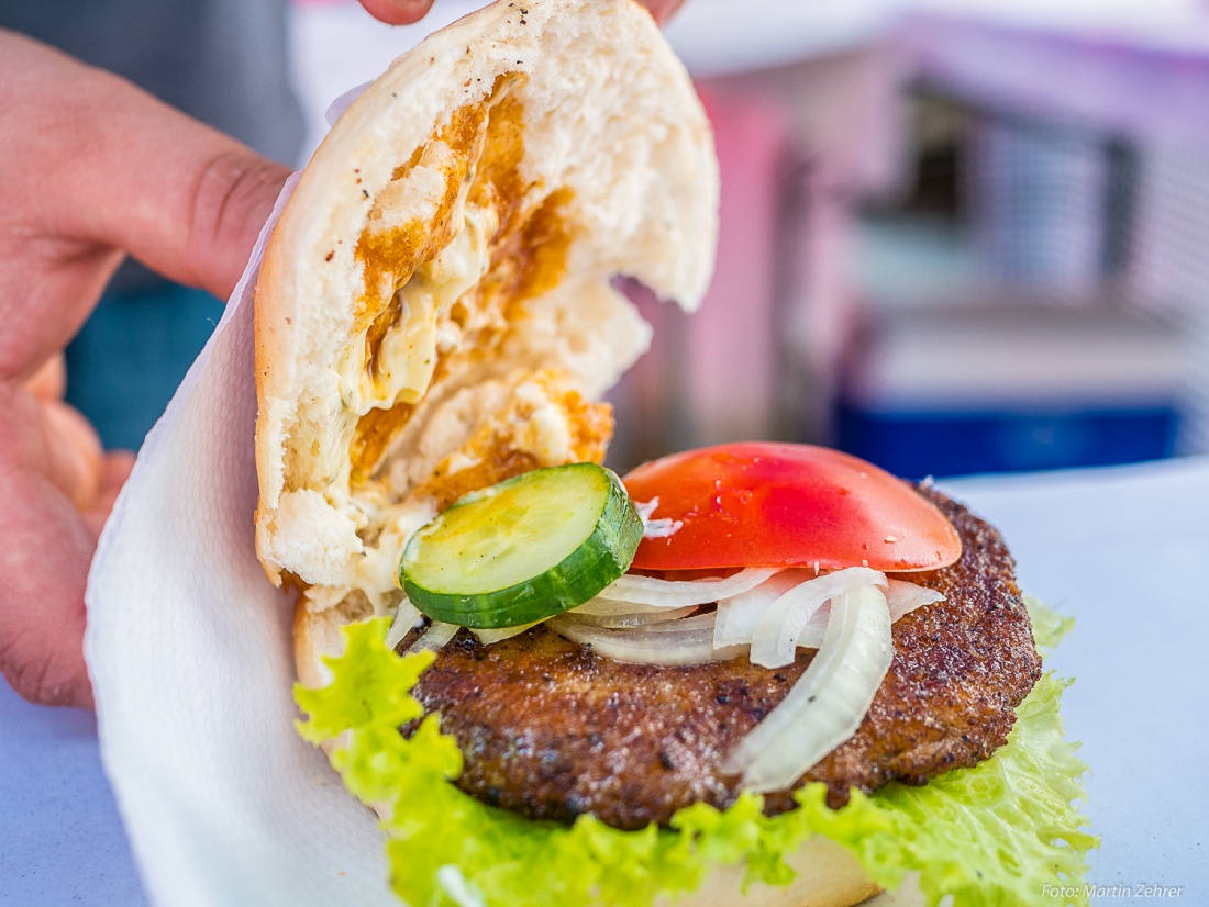 Foto: Martin Zehrer - Ein Fisch-Burger, entdeckt auf dem kemnather Bauernmarkt... Schmeckte himmlisch... 