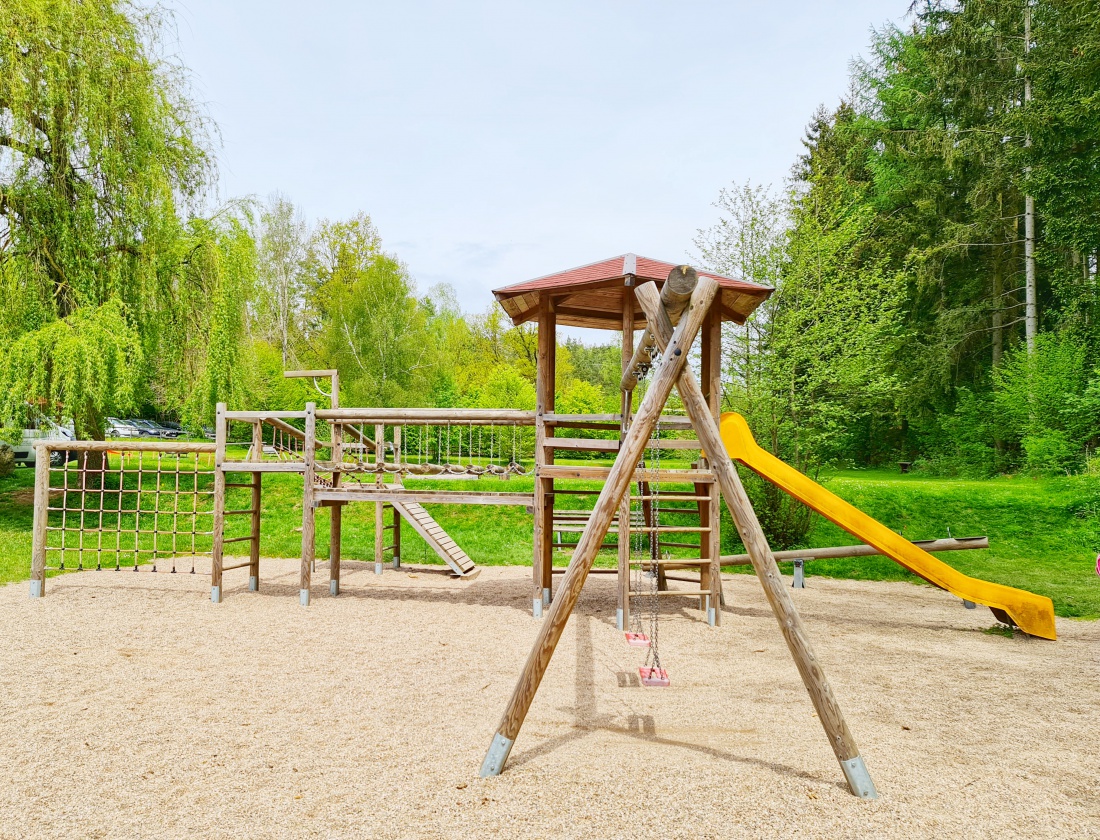 Foto: Jennifer Müller - Und auch ein schöner Spielplatz direkt neben der Schweinmühle lädt nicht nur Klein zum Schaukeln ein ;-) 