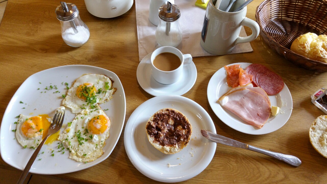 Foto: Martin Zehrer - Frühstücks-Donnerstag am Armesberg...<br />
<br />
Im Mesnerhaus auf dem Armesberg gibts jeden Donnerstag ab 8:00 Uhr bis 11:00 Uhr  Frühstück. Ein reichlich gefülltes Buffet mit L 