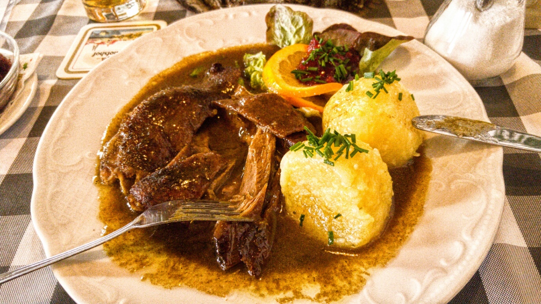 Foto: Martin Zehrer - Drinnen Essen, draussen kniehoher Schnee... 3. Februar 2019 auf dem Armesberg droben!  