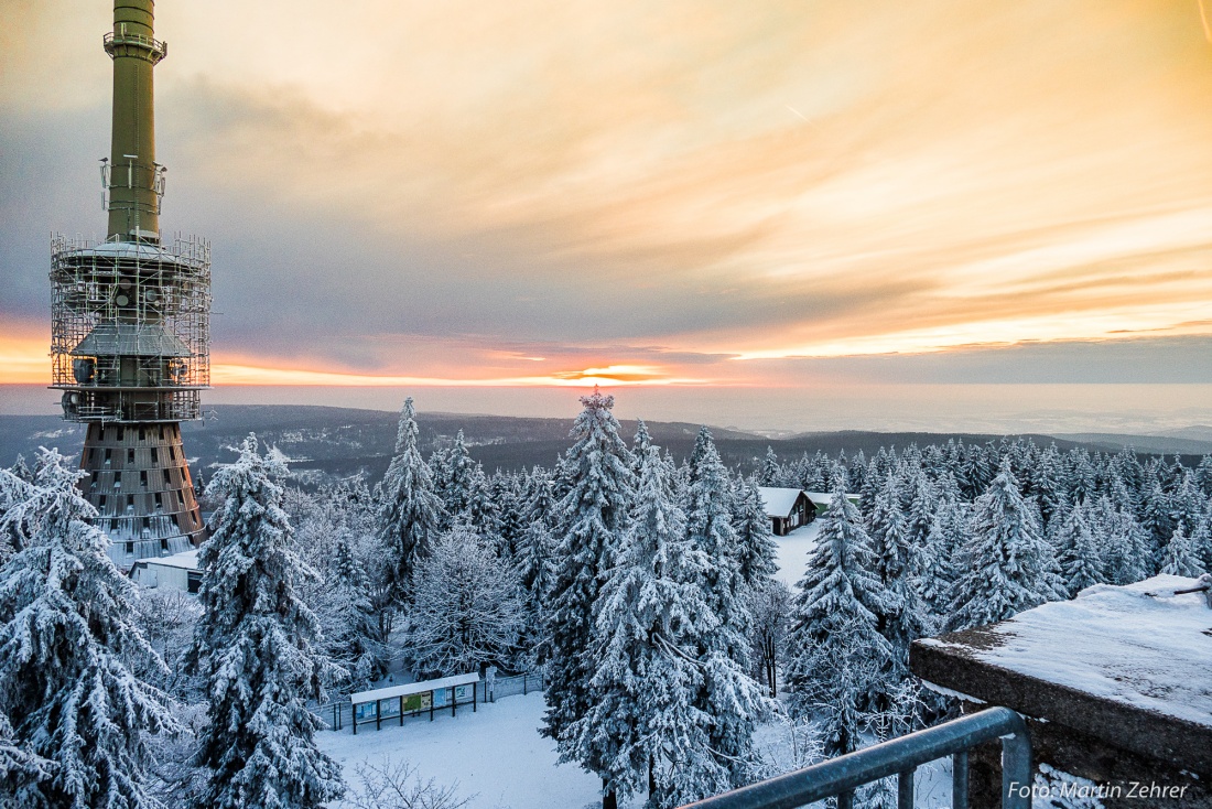 Foto: Martin Zehrer - Die Sonne ist unter gegangen, die Kälte kommt zum Vorschein - Feierabend auf dem Ochsenkopf, gesehen vom Asenturm aus. Ein Aussichtsturm, der oben auf dem Ochsenkopf auf  