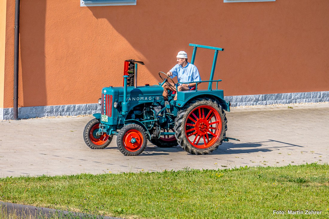 Foto: Martin Zehrer - Was für ein Oldtimer. Ein Hanomag Bulldog am zinster Feuerwehrhaus. Es ist noch nicht lange her, da verrichteten Zugmaschinen wie dieser Hanomag einen Großteil der mechan 