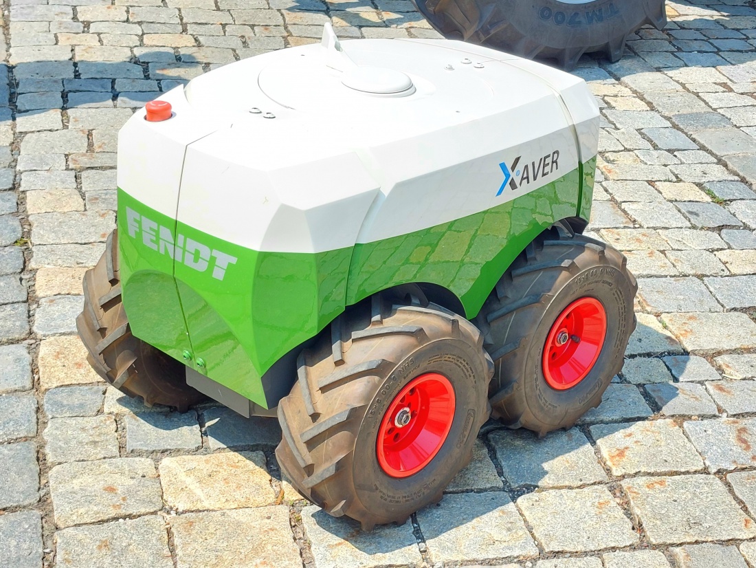 Foto: Martin Zehrer - Auch der Sä-Roboter XAVER von Fendt war in Eschenbach zu sehen.<br />
Im Schwarm werden diese oder andere Roboter in Zukunft die Felder bearbeiten. 
