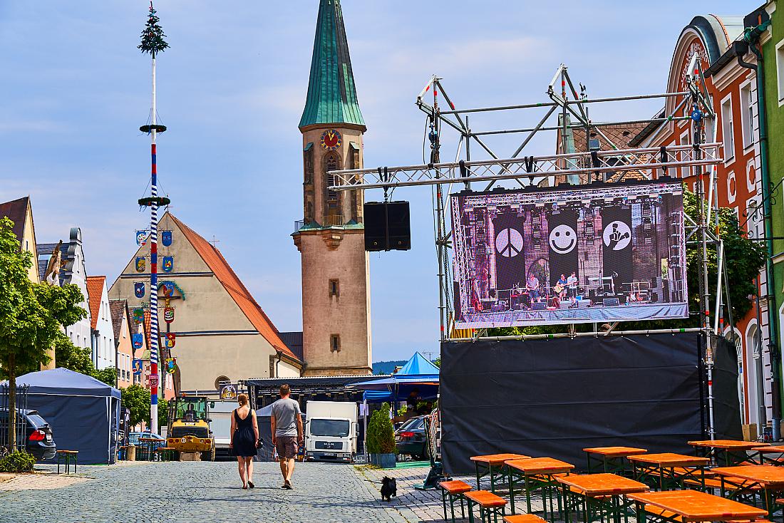 Foto: Martin Zehrer - Läuft... Die riesige Video-Wand steht... der ganze Stadtplatz hat so einen Blick auf die Bühne... 