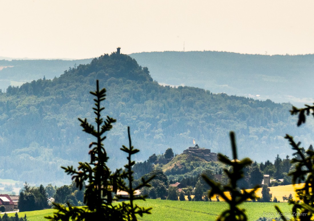 Foto: Martin Zehrer - Unglaublich und überraschend wie winzig von hier aus der Schlossberg bei Waldeck erscheint wenn man den Rauhen Kulm bei Neustadt als Vergleich hat. <br />
<br />
Blick vom Steinwal 