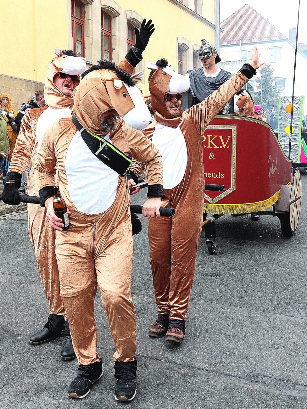 Der Fasching in Pressath 2026 zeigte sich von seiner buntesten und lebendigsten Seite.

Prunkwagen, traditionelle Gruppen und festlich gekleidete Teilnehmer zogen durch die Straßen und begeisterten die Zuschauer.
Musik, Jubel und ausgelassene Stimmung prägten das Ortsbild fast den ganzen Tag über.

Zahlreiche Vereine und Besucher feierten gemeinsam und machten den Umzug zu einem besonderen Erlebnis.

Der Pressather Fasching 2026 bleibt als fröhliches Fest der Gemeinschaft und Tradition in Erinnerung.