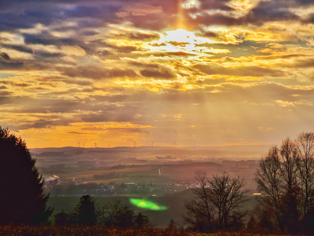 Foto: Jennifer Müller - Heute genossen wir bei einem Spaziergang zwischen Godas und dem Armesberg die tolle Aussicht und wurden obendrein mit einem spektakulären Sonnenuntergang belohnt. 