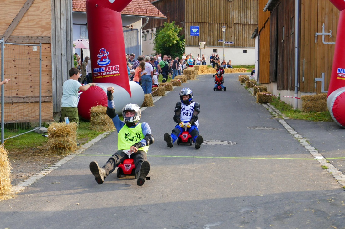 Foto: Martin Zehrer - Genial - Die legendären Bobbycar Meisterschaft in Preißach. <br />
"Den of Vice" veranstaltete heute das 3. Bobbycar-Rennen durch die Ortschaft Preißach. <br />
Zig Starter rasten  