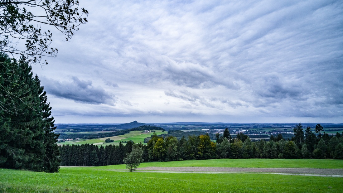 Foto: Martin Zehrer - Herbst in Godas und der Blick ins Kemnather Land... <br />
Ein harscher Sturm fegt über die Bergkuppe in Godas. Fast könnte man meinen, dass hier gleich die Bäume entwurzeln.<br />
 