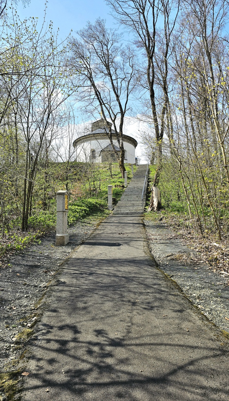 Viele Stufen führen hoch zur Berg-Kirche auf dem Armesberg.
