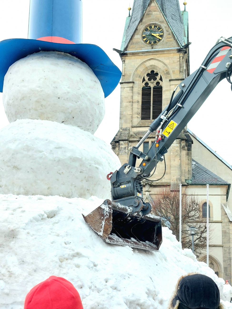 Foto: Martin Zehrer - Es ist soweit... der riesige Schneemann von Bischofsgrün steht stolz am Marktplatz.  