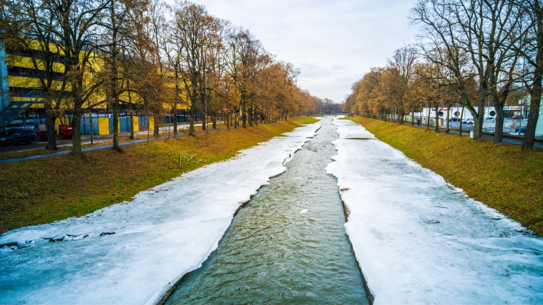 Foto: Martin Zehrer - Eiskalt, der rote Main mitten durch Bayreuth... Am 6. Februar 2017 