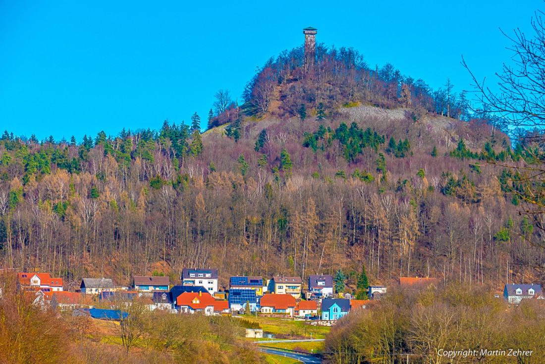 Foto: Martin Zehrer - Der Rauhe Kulm mit seinem Aussichtsturm, im Vordergrund ein paar Häuser der Ortschaft Neustadt am Kulm 