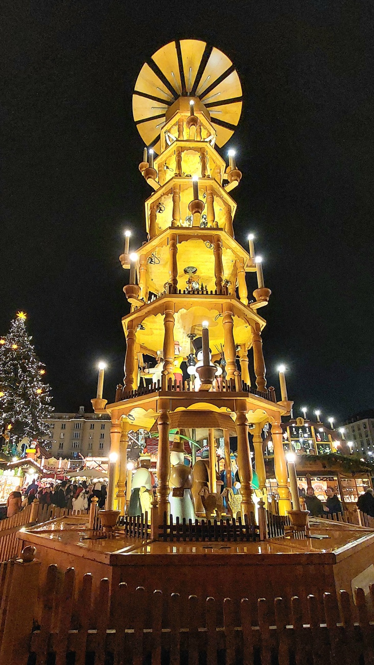 Foto: Martin Zehrer - Dresden, am Striezel-Weihnachtsmarkt!  