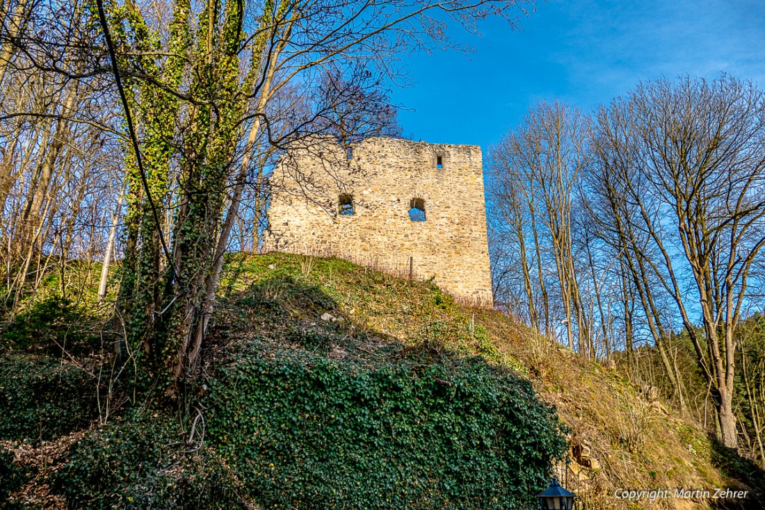 Foto: Martin Zehrer - Die Burg-Ruinen von Neuhaus. Hinter der Ruine befindet sich die Laienbühne Schorndorf e.V.  