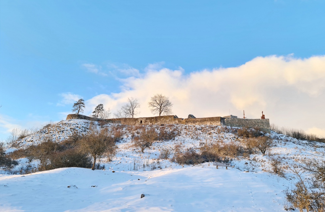 Foto: Jennifer Müller  - Die Burgruine am Schlossberg hoch über Waldeck am 11.02.2021 bei ca. -6 Grad 