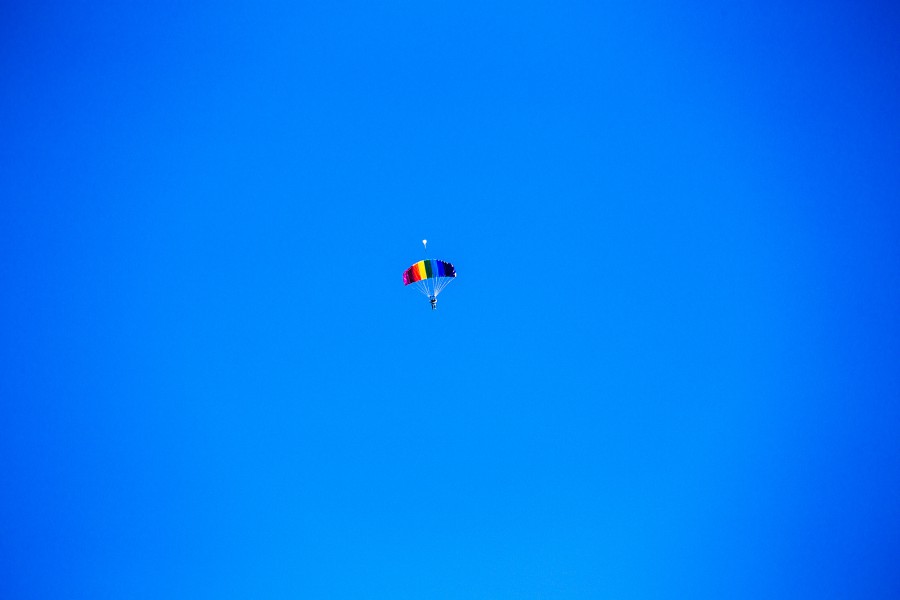 Foto: Martin Zehrer - Falschirmspringen in Speichersdorf. Wer selbst nicht die Lizenz zum Springen hat, kann sich zusammen mit einem erfahrenen Fallschirmspringer in Form eines Tandem-Sprungs  