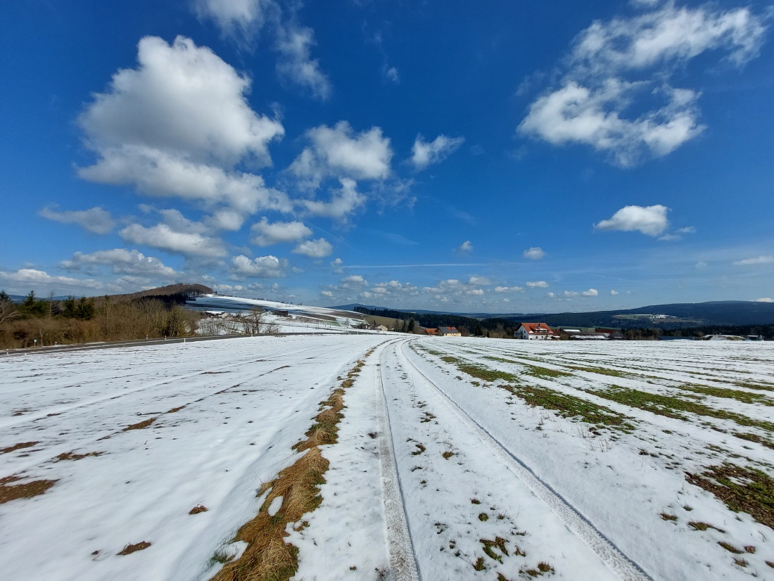Foto: Martin Zehrer - Noch ist es schneebedeckt um den Armesberg.<br />
Unten, in Kemnath ist bereits grüner Frühling. 