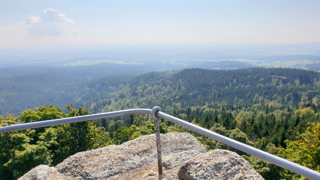 Foto: Martin Zehrer - Der Blick über den Steinwald von der Burgruine Weißenstein aus.<br />
Das Wetter war an diesem Sonntag Vormittag mit 15 Grad etwas frisch, aber dennoch hammermäßig.<br />
Oben am T 
