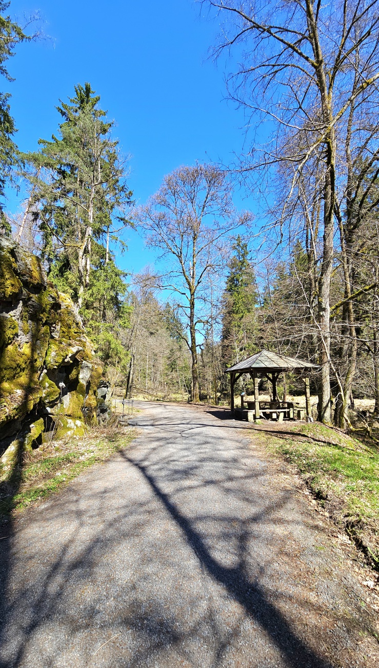 Es gibt immer wieder Rastmöglichkeiten beim Wandern durchs wunderschöne Waldnaabtal.