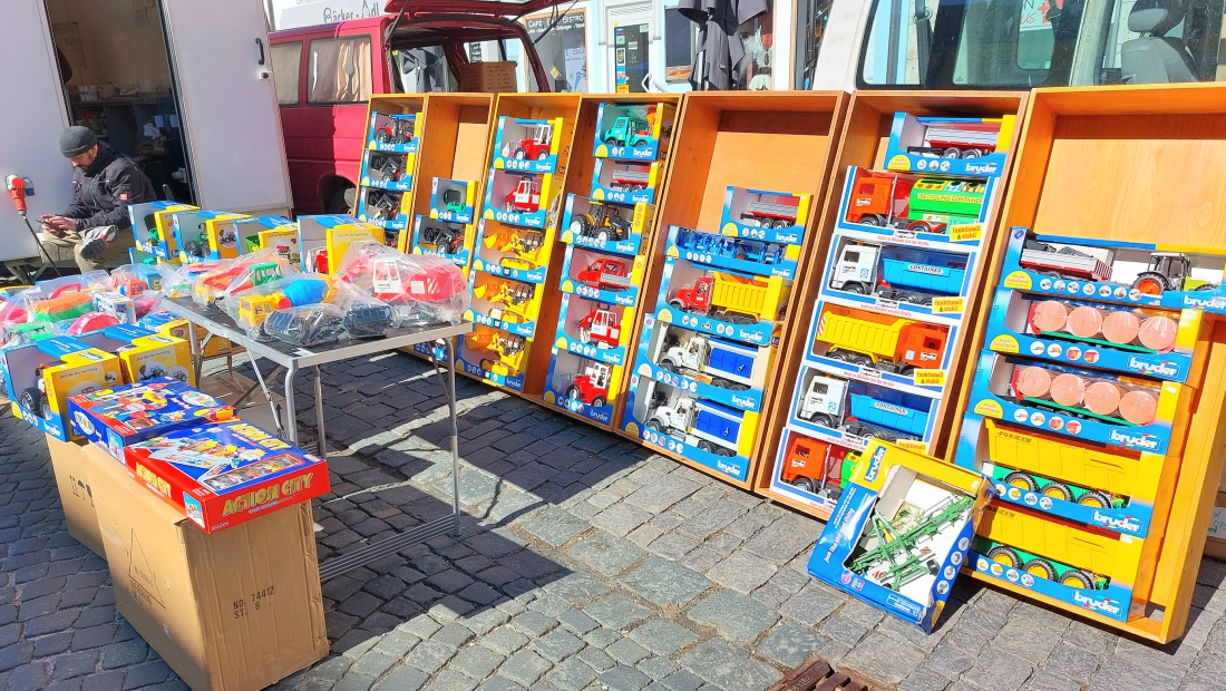 Foto: Martin Zehrer - Spielsachen...<br />
Wunderschönes Wetter in Kemnath, wundervoller Markt-Sonntag auf dem historischen Stadtplatz, jeder Verkaufsstand ein Genuß fürJung und Alt :-)  