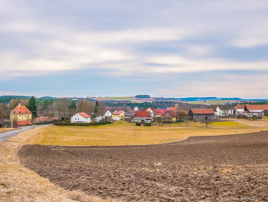 Foto: Martin Zehrer - Die Ortschaft Schönreuth von einer Anhöhe, zwischen Schönreuth und Neusteinreuth liegend...<br />
<br />
1. Frühlingsradtour am 11. März 2018<br />
<br />
Von Kemnath, Neusteinreuth, Schönre 