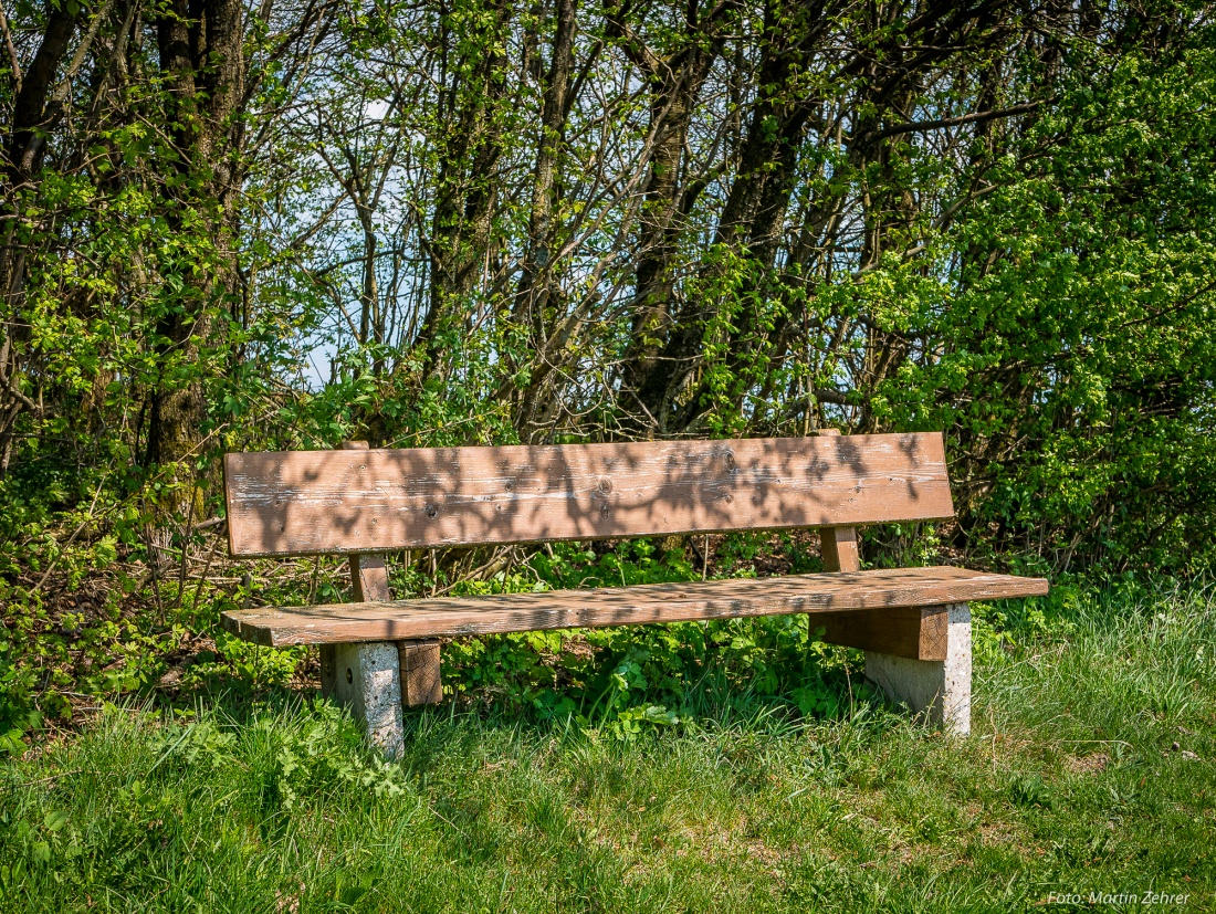 Foto: Martin Zehrer - Wer sich auf diese Bank droben auf dem Armesberg  setzt, hat einen der besten Aussichtspunkte übers kemnather Land ergattert... Siehe vorheriges Bild... ;-) 