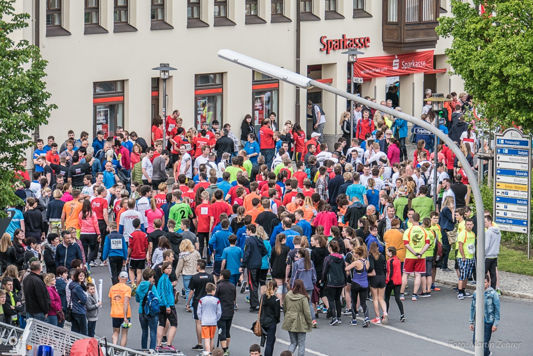 Foto: Martin Zehrer - Teilnehmer und Besucher strömen zum Kemnather Stadtplatz...<br />
<br />
Nofi-Lauf 2017: Start am Stadtplatz und Ziel beim Siemens... 5,9 Kilometer durch Kemnath und rund herum. Me 