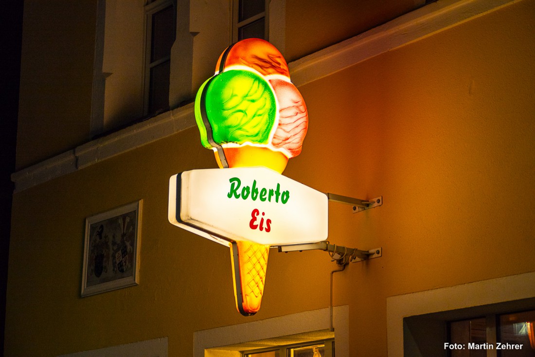 Foto: Martin Zehrer - Es kam, wie es kommen mußte - Jeder sagte, er gehe zu Roberto zum Eis holen... Jetzt hat Robertos Eisdiele einen neuen Namen:<br />
<br />
"Roberto Eis" <br />
 