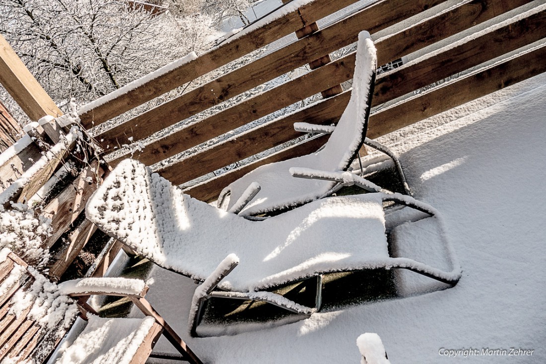 Foto: Martin Zehrer - Alles hat der Schnee bedeckt. Nachts, in stiller Arbeit, Flocke für Flocke. 22. Nov. 2015 