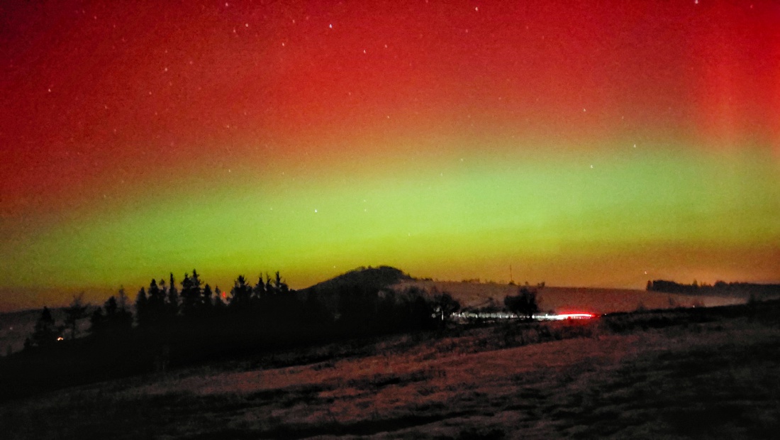 Unglaublich faszinierend: Polarlichter über dem Armesberg...

Mein Standort war oberhalb von Godas, mit Blick in Richtung Armesberg. 

Es muss wohl heute einen großen Teilchenauswurf der Sonne gegeben haben. 

Am 19. Januar 2026, um ca. 22:49Uhr