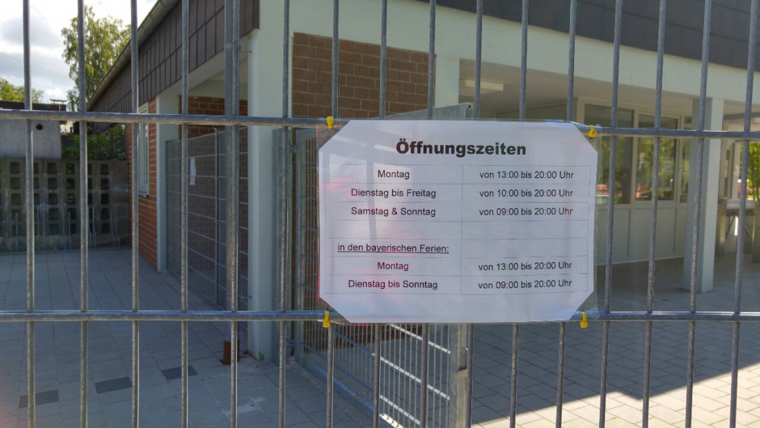 Foto: Martin Zehrer - Angekommen am Montag um 11:00Uhr im Freibad Immenreuth - Schild für Öffnungszeiten, find den Fehler 