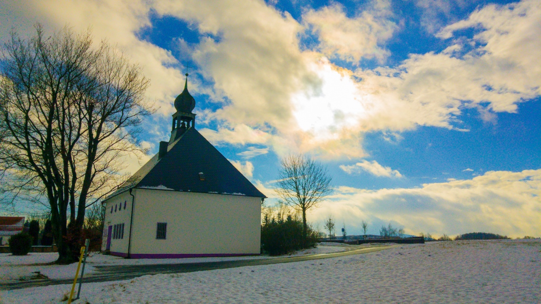 Foto: Martin Zehrer - Wandern von Kemnath nach Immenreuth: <br />
<br />
Am Ortsausgang von Kemnath in Richtung Berndorf... Die Sonne scheint uns in den Rücken! ;-) 