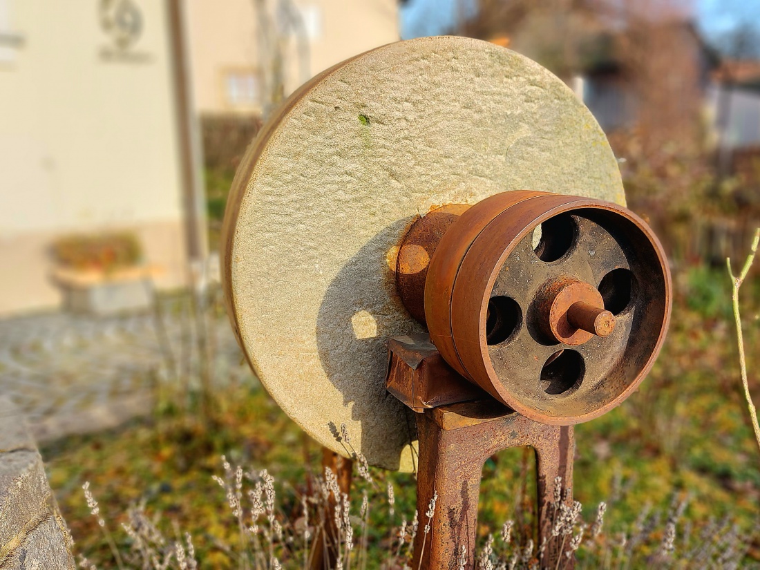 Foto: Martin Zehrer - Zeitzeuge: Ein Schleifstein  mit Riemenscheibe für eine Transmission im Garten des Röthenbacher Schmieds.<br />
Gesehen auf dem Röthenbacher Weihnachtsmarkt... 