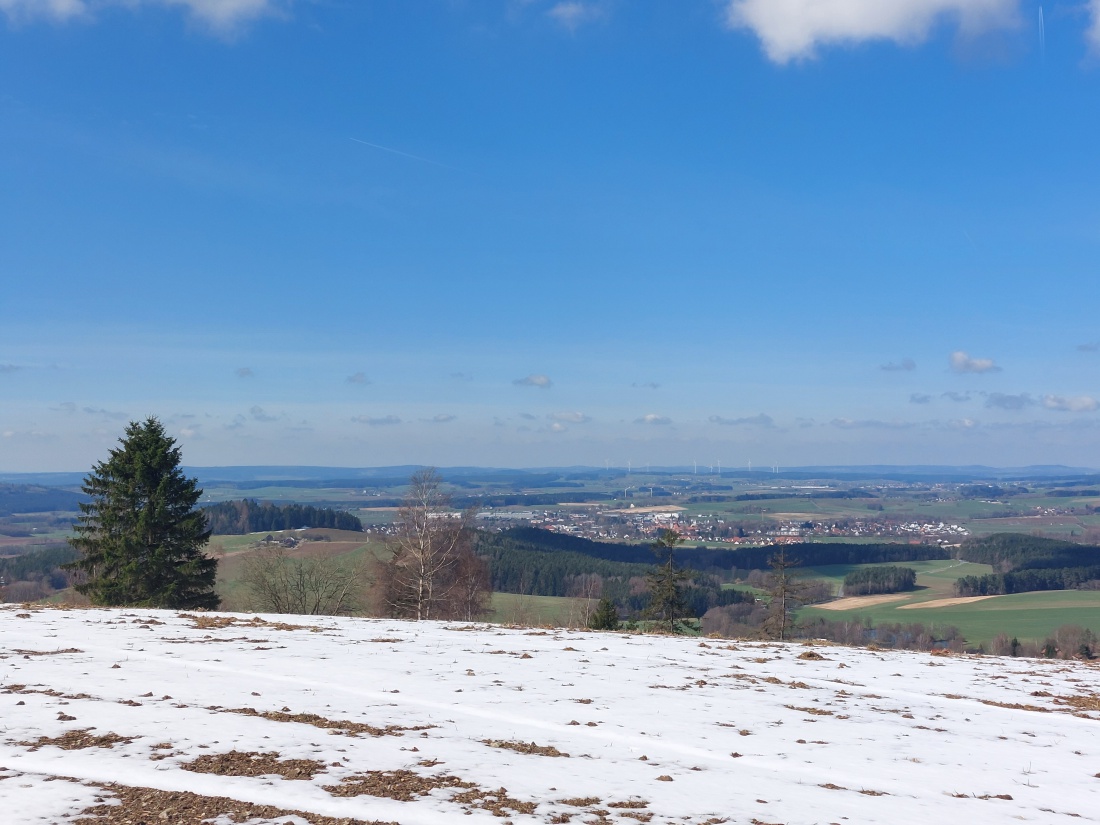 Foto: Martin Zehrer - Unten, im kemnather Land, Frühling, oben in Godas noch ein bisschen Winter.<br />
In Godas hat es am Vormittag zwischen 5 und 7 Grad plus.<br />
Obwohl noch teilweise Schnee im God 