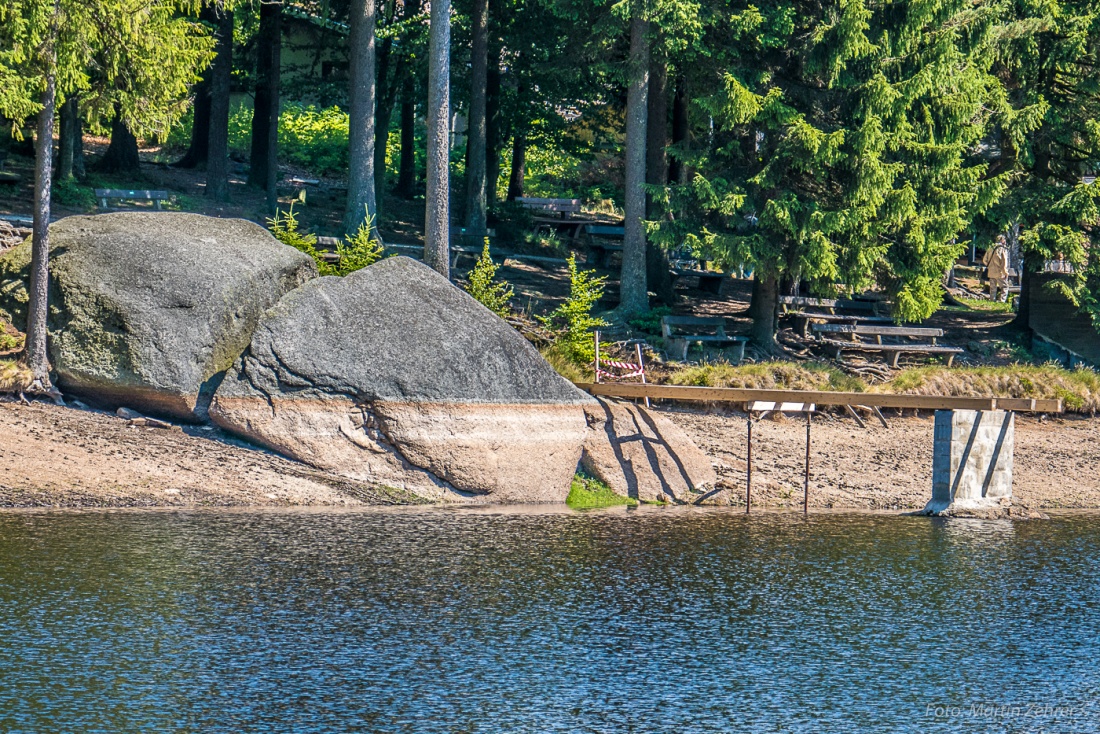 Foto: Martin Zehrer - An diesem Felsen ist der normale Wasserstand des Fichtelsees zu erkennen. Ca. 1,5 Meter lag der Wasserspiegel am 13. Juli 2017 tiefer als sonst... 