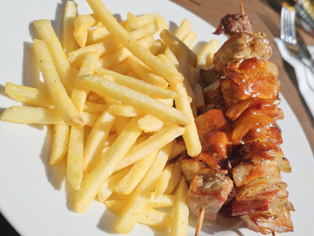 Leckeres Monster-Schaschlik im Biergarten der Blockhütte,  Mitten im Waldnaabtal.