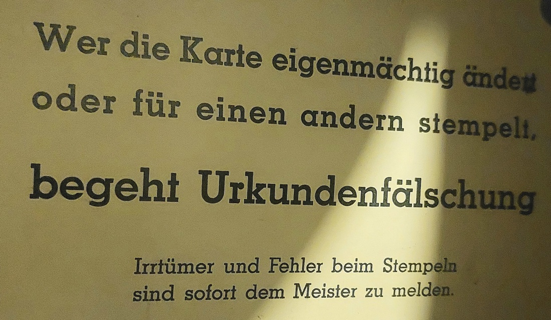 Foto: Martin Zehrer - Ein Schild an einer historischen Stempeluhr in Windischeschenbach.  