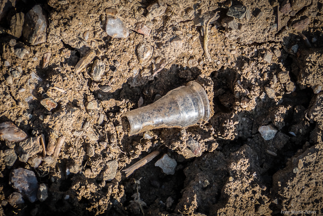 Foto: Martin Zehrer - Etwas aus Glas, gesehen auf dem Acker...<br />
<br />
Samstag, 23. März 2019 - Entdecke den Armesberg!<br />
<br />
Das Wetter war einmalig. Angenehme Wärme, strahlende Sonne, die Feldlerche 