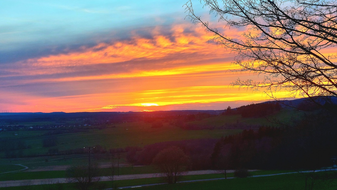 Foto: Martin Zehrer - Karfreitags-Sonnenuntergang vom Zinster Hügel aus übers Kulmainer Land fotografiert... 