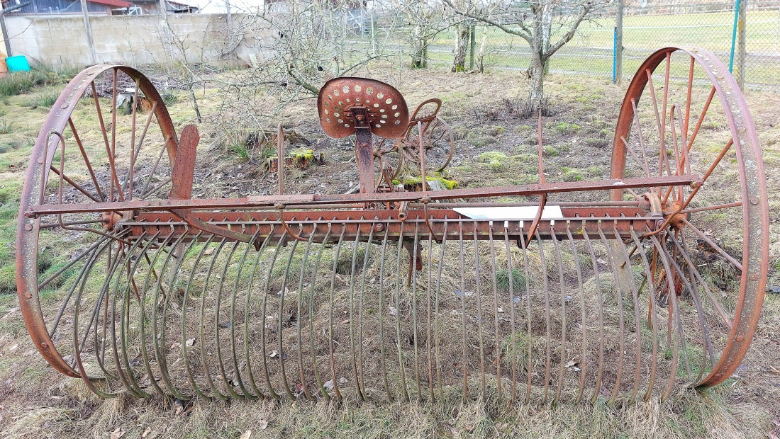 Ein alter Rechen mit Sitz, entdeckt beim Wandern durchs kemnather Land...

Am 24. Februar 2026 war das Wetter bei Kemnath sehr frühlingshaft.
Die Temperatur lag so ca. bei +14 Grad, die Vögel pfiffen um die Wette und es lag der Duft von frisch aufgetauter Erde in der Luft.
Die Wolken wetteiferten mit der Sonne um die Vorherrschaft.

