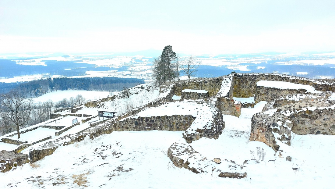 Winterlandschaft auf dem Schlossberg bei Waldeck.

Die Mauerreste sind zum Teil unterm Schnee begraben.
Der Weitblick übers Kemnather Land hinaus ist von hier oben aus überragend!