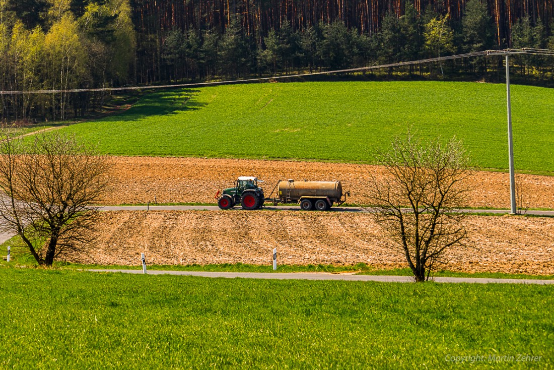 Foto: Martin Zehrer - Ein Bauer bei der Feldarbeit bei Waldeck. 